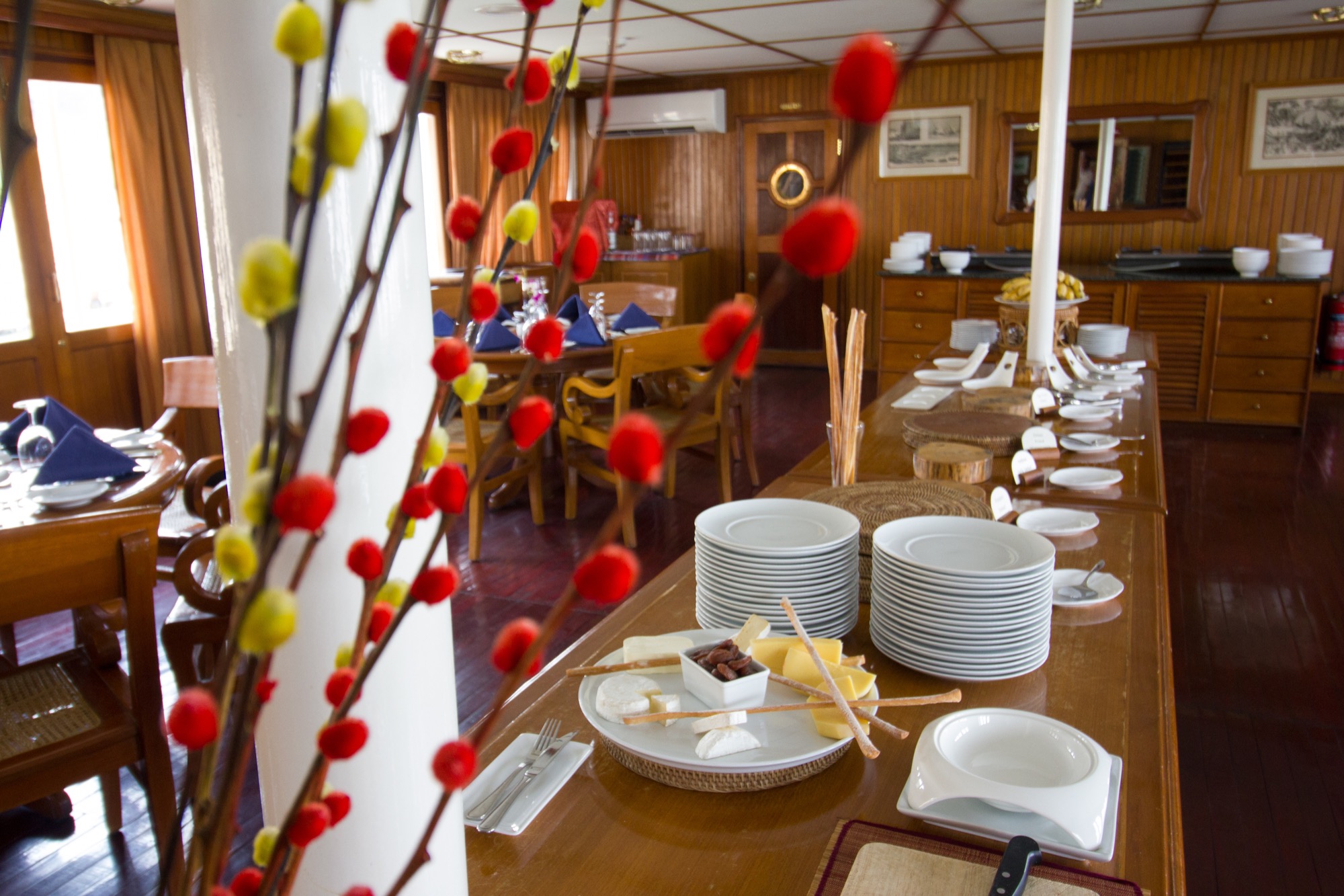 Pandaw RV Pandaw II Restaurant 3.jpg